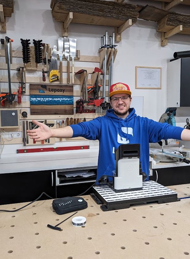 Fotografie zakladatele firmy. Foceno v dílně při procesu výroby.