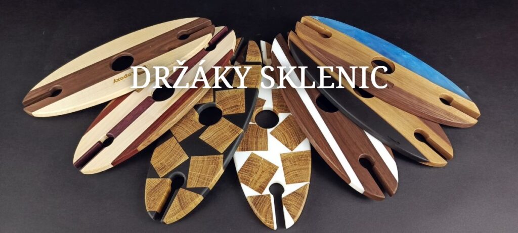 Sedm držáků sklenic, které se nasazují na láhev vína. Jsou vyrobeny ze dřeva a epoxidové pryskyřice. Každý je jiný a mají reprezentovat naši širokou nabídku.