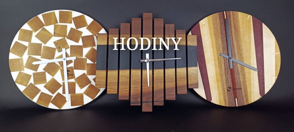 Troje hodiny ze dřeva a epoxidové pryskyřice. Slouží jako ukázka naší nabídky
