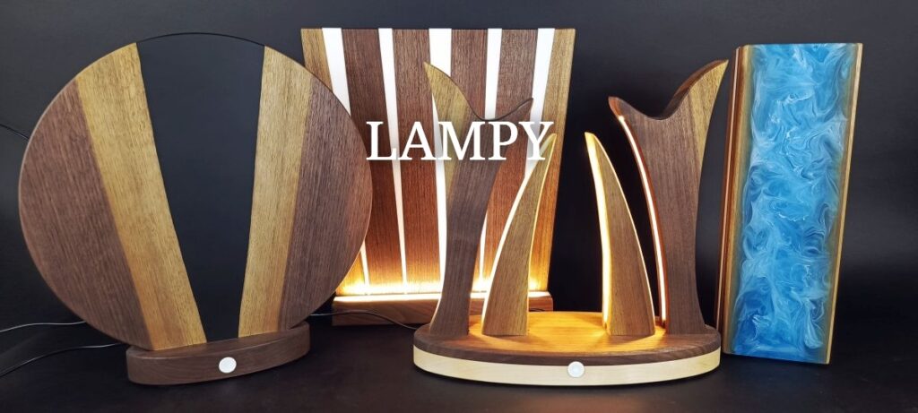 Čtyři různé lampy ze dřeva a epoxidové pryskyřice. Slouží jako ukázka naší nabídky.