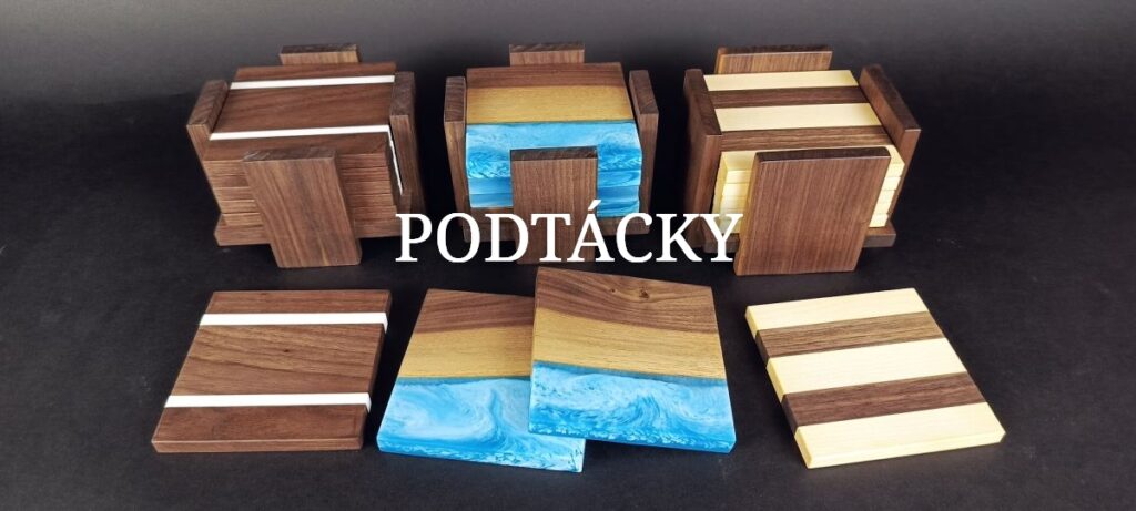 Tři ruzné sady podtácků ze dřeva a epoxidové pryskyřice. V sadě šesti podtácků je i jeden praktický stojánek.